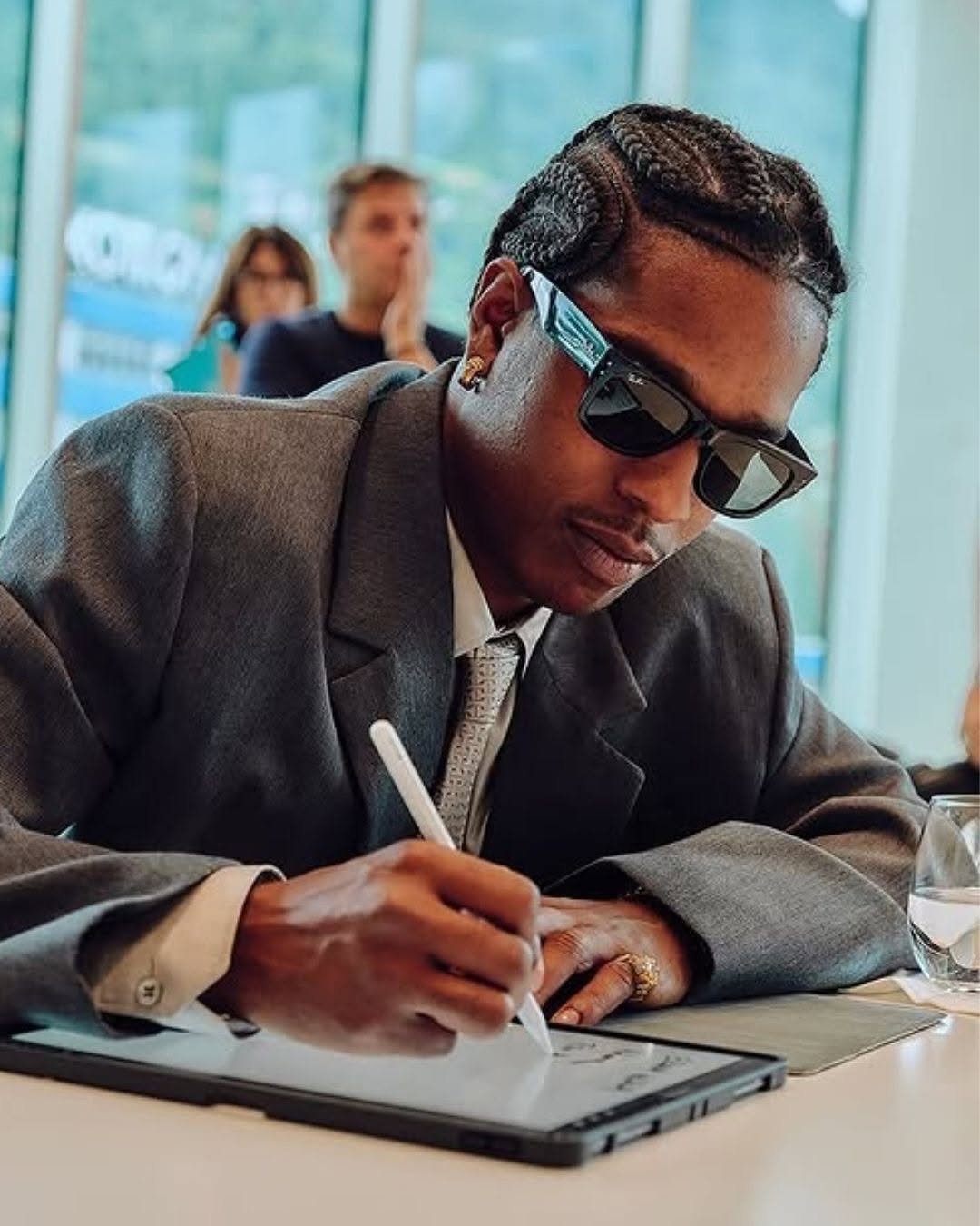 레이밴 크리에이티브 디렉터, 에이셉 라키의 첫 번째 컬렉션 😎 : 데패뉴 | 아카이브, image size:1080x1350