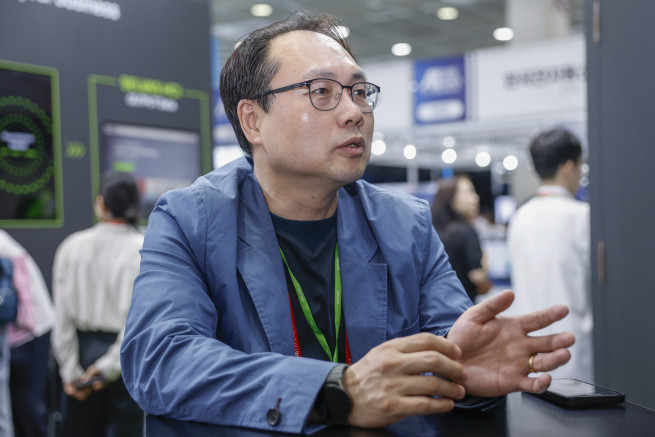 ▲윤재선 셀바스AI 음성인식 Lab 상무이사가 최근 서울 삼성동 코엑스에서 열린 2025 국제인공지능대전 셀바스AI 부스에서 본지와 인터뷰를 하고 있다. 조현호 기자 hyunho@