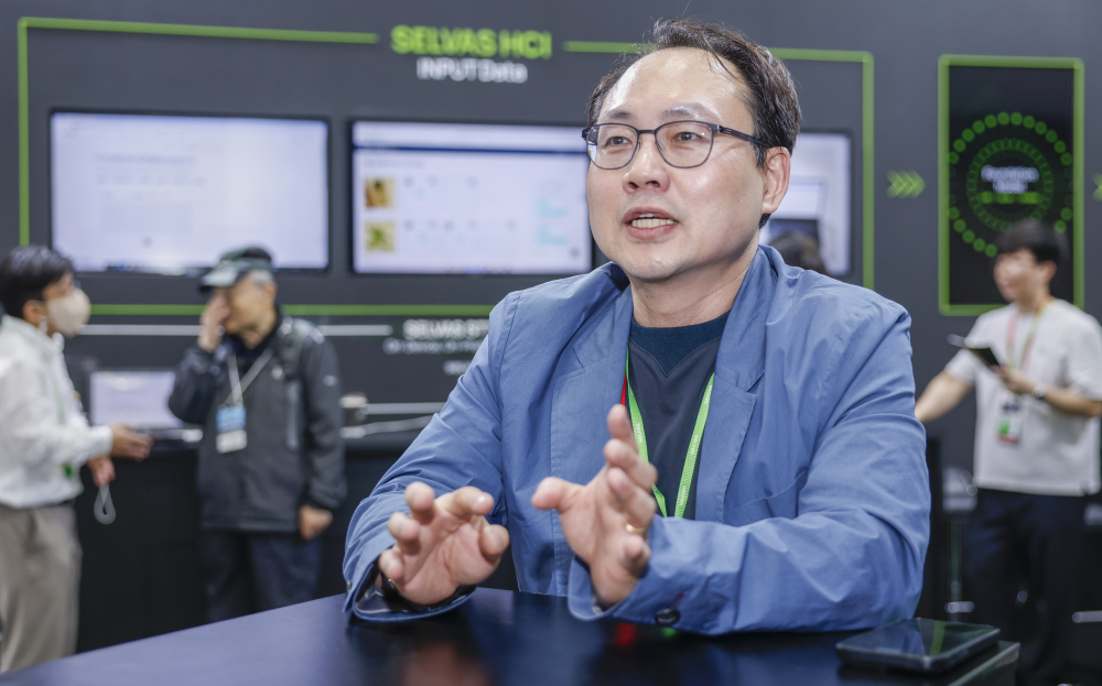 ▲윤재선 셀바스AI 음성인식 사업대표가 최근 서울 삼성동 코엑스에서 열린 2025 국제인공지능대전 셀바스AI 부스에서 본지와 만나 “최종적으로는 의료진의 업무 부담을 줄이고, 국내 최대 규모의 메디컬·헬스케어 협력 체계를 구축하는 것이 목표”라고 강조했다. 조현호 기자 hyunho@