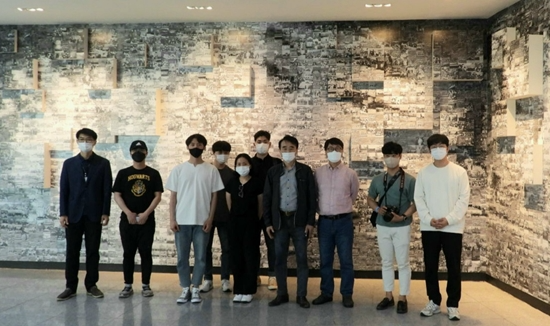 취재진이 민주화운동기념공원 제1전시관 앞에서 김동민 소장(오른쪽 세번째)과 기념사진을 찍었다.