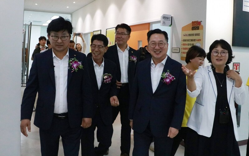 지난 1일 30대 청년을 성추행한 혐의로 경찰 고소된 송활섭 대전시의원(왼쪽 세 번째)이 3일 대덕구 ‘석봉복합문화센터 개관식’에 참석해 이장우 대전시장(왼쪽 네 번째), 최충규 대덕구청장(맨 왼쪽), 김홍태 대덕구의장(왼쪽 두 번째)와 함께 센터 곳곳을 둘러보고 있다. 이들은 모두 국민의힘 소속이다. 국민의힘 대전시장은 해당 행사 하루 전인 지난 2일 성추행 고소 건과 관련해 “시민께 사죄한다”며 송 의원에 대한 징계 절차를 개시했다. 쿠키뉴스 제공
