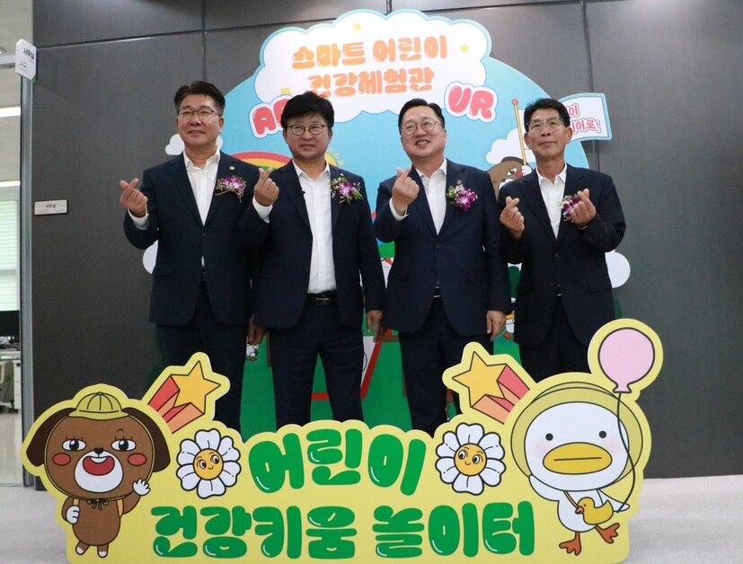 송활섭 대전시의원(맨 왼쪽)이 지난 3일 같은 국민의힘 소속의 최충규 대덕구청장(왼쪽 두 번째), 이장우 대전시장(왼쪽 세 번째), 김홍태 대덕구의장(맨 오른쪽)과 함께 ‘석봉복합문화센터 개관식’에 참석해 기념촬영을 하고 있다. 송 의원은 지난 1일 총선 당시 같은 당 지역구 후보 선거캠프에서 일을 돕던 30대 청년을 성추행한 혐의로 경찰 고소됐다. 국민의힘 지난 2일 성추행 고소 건과 관련해 송 의원에 대한 징계 절차를 개시했다. 쿠키뉴스 제공