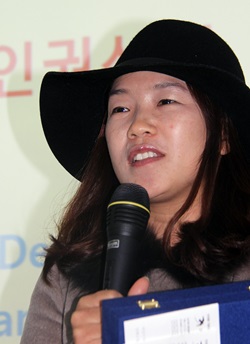 제 1회 '풀뿌리 인권상' 수상자 신춘희씨