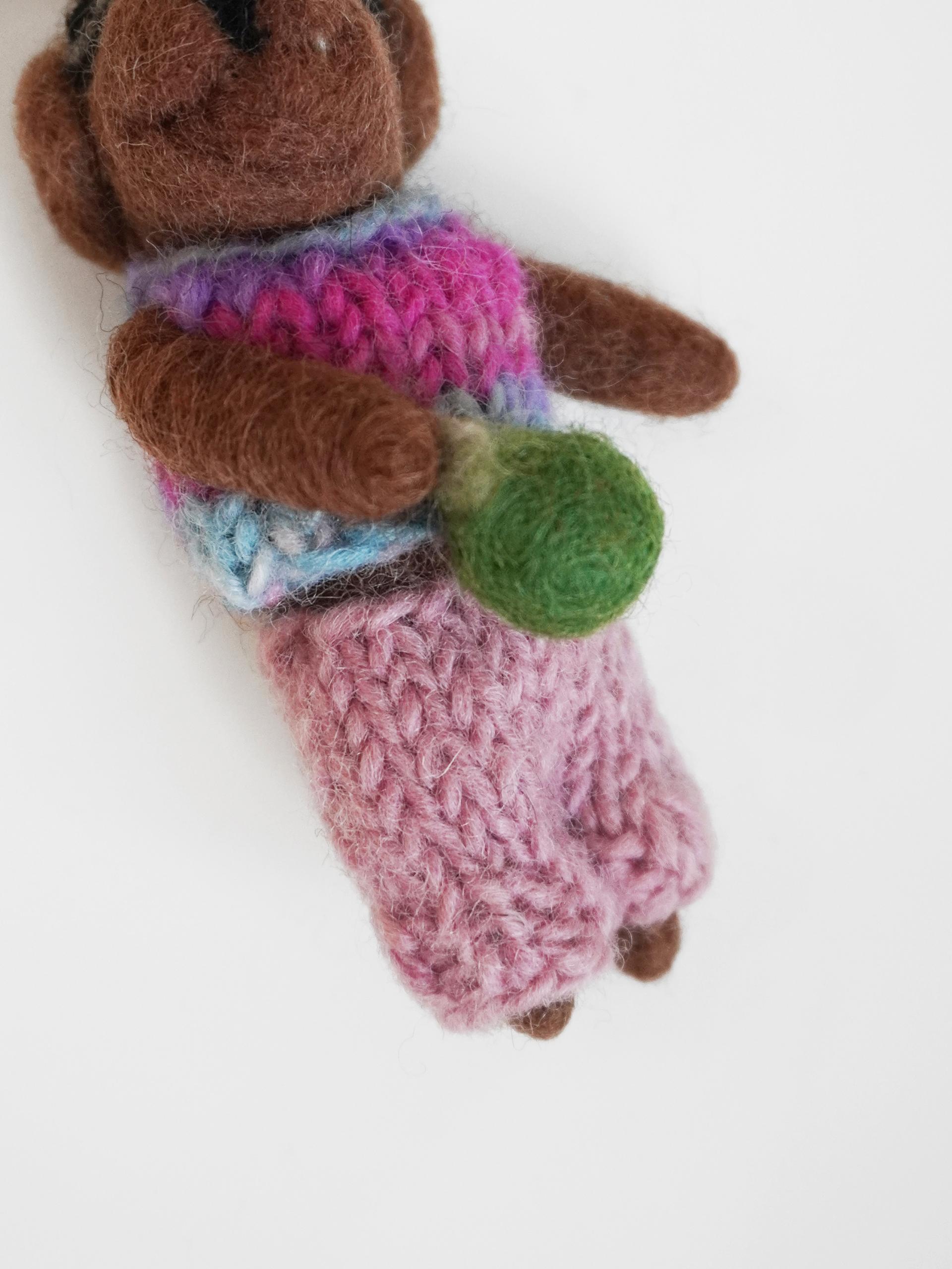 무지개 스웨터를 입은 곰 Wool Keyring