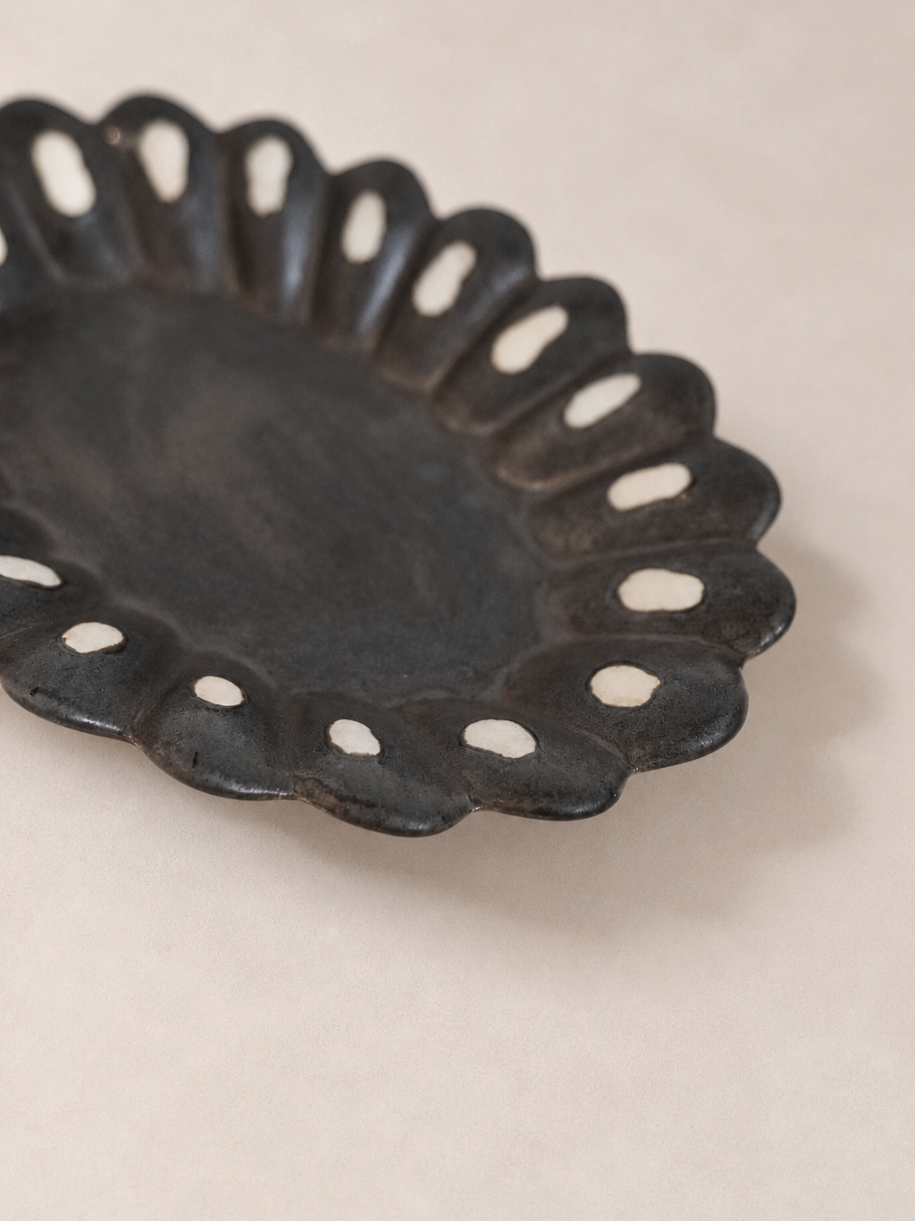Black Flower Plate