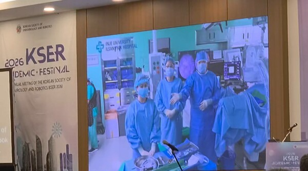 일산백병원 정해도 교수가 URUS 1.0의 6시 방향 워킹채널과 주요 특징을 소개하고 있다.​​​​​​​사진제공=다인메디컬그룹