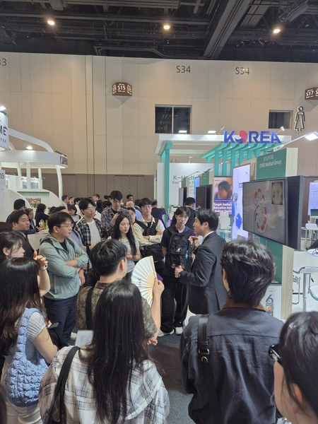 다인메디컬그룹 차우석 차장이 제품을 소개하고 있다.<br>사진제공=다인메디컬그룹