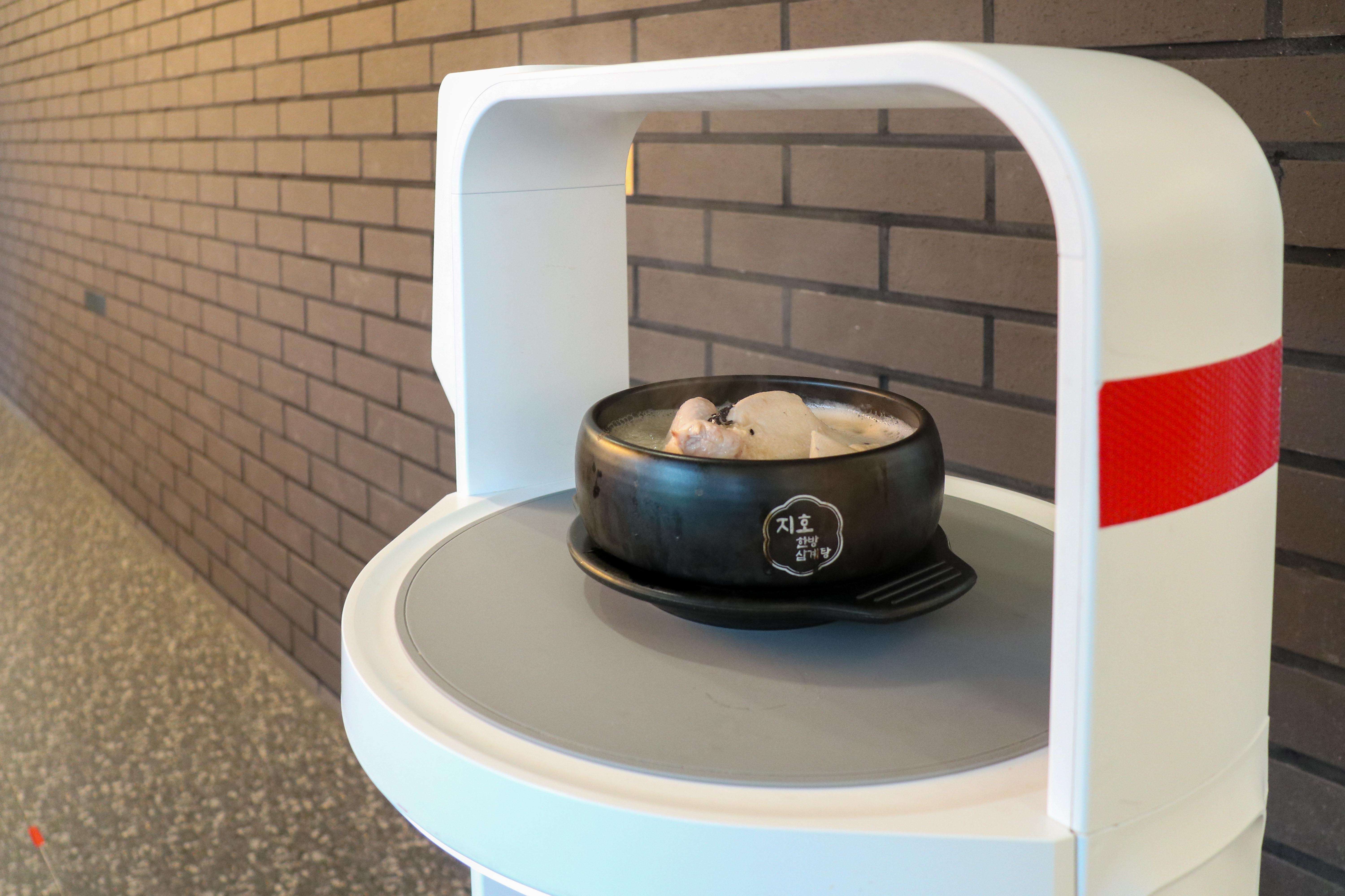 지호 한방 삼계탕에서 일하고 있는 서빙로봇 이리온 모습