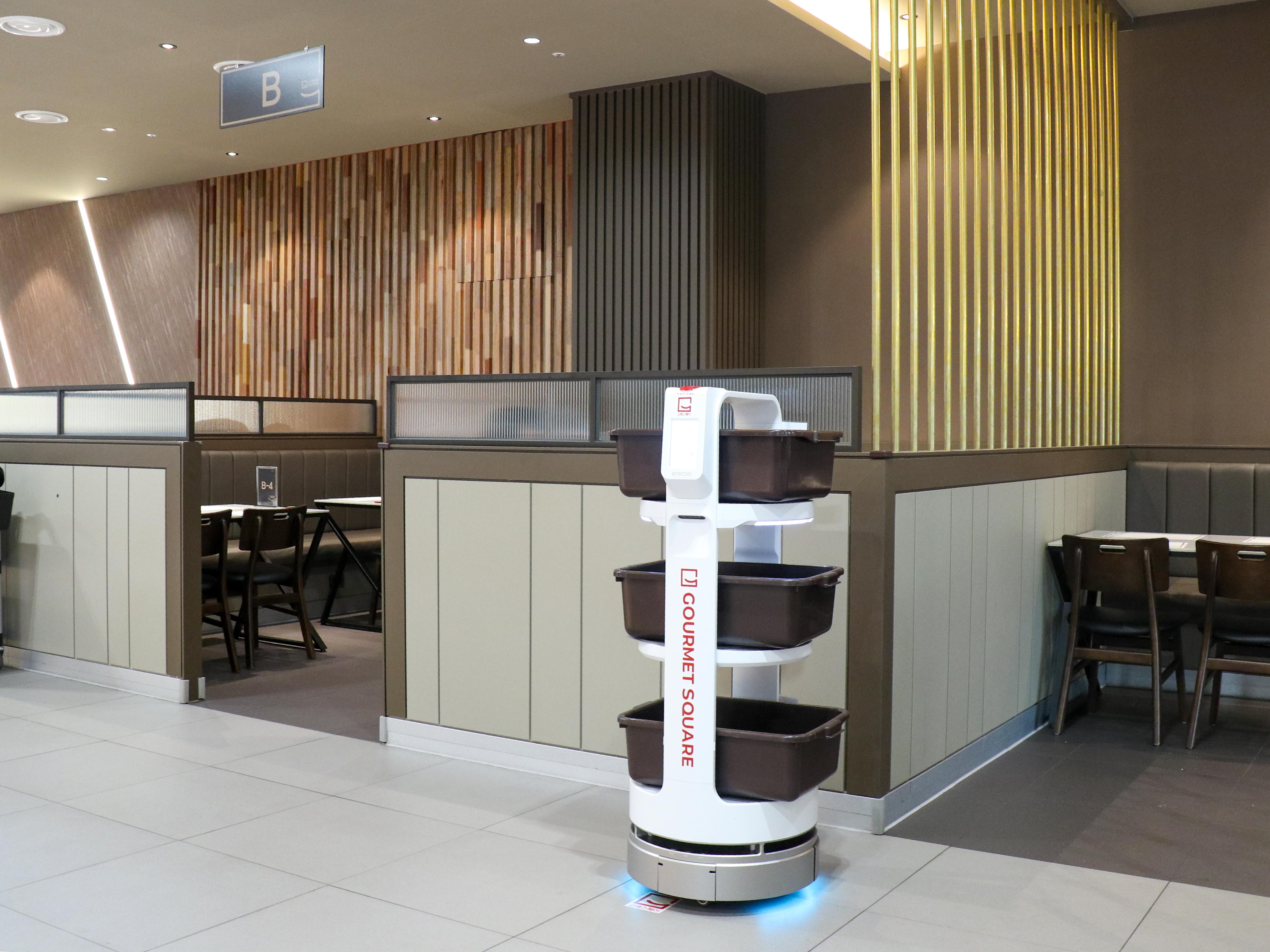 고메스퀘어 민락점에 도입된 서빙로봇 이리온의 모습