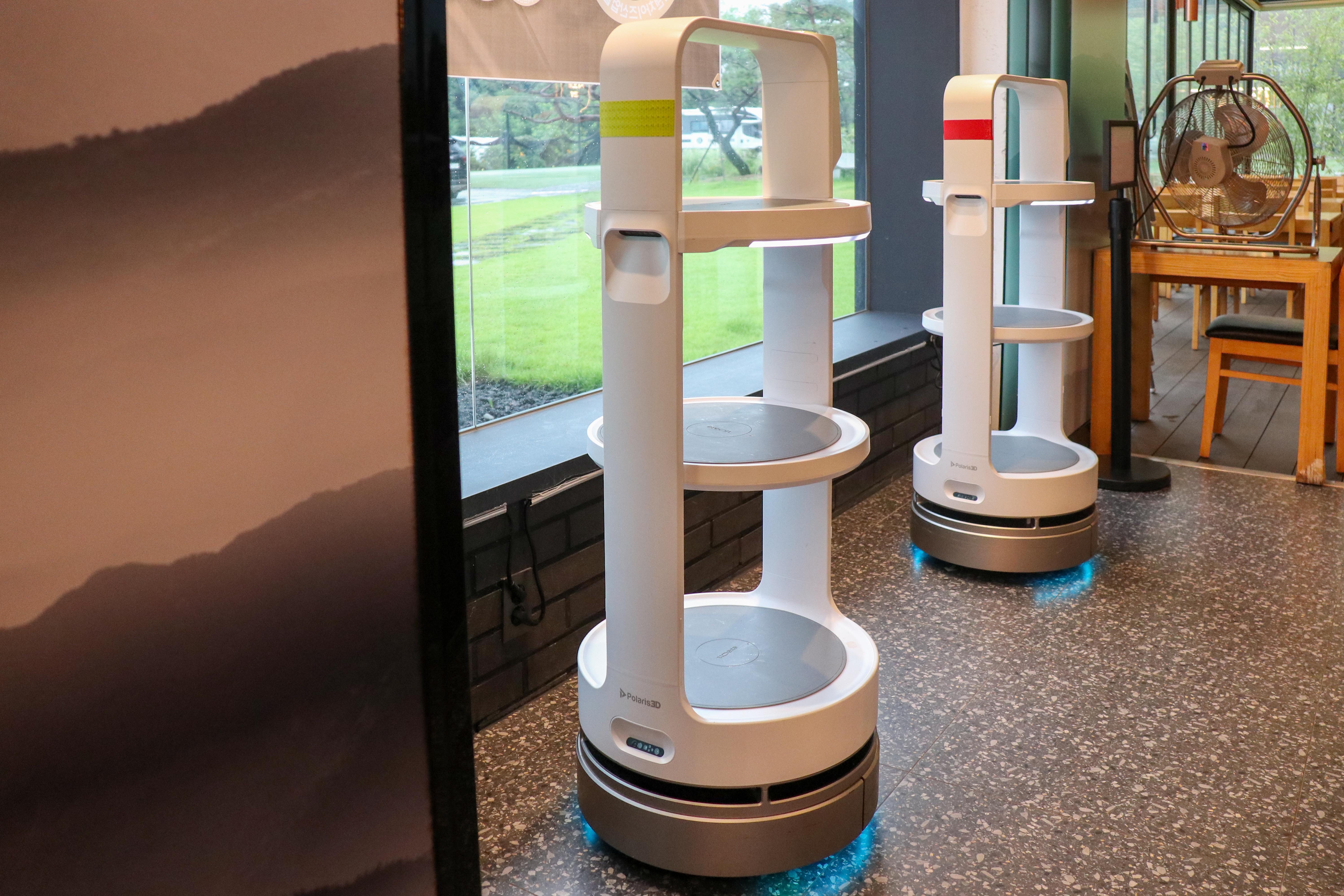 구리에 위치한 지호 한방 삼계탕에 배치된 서빙로봇 이리온