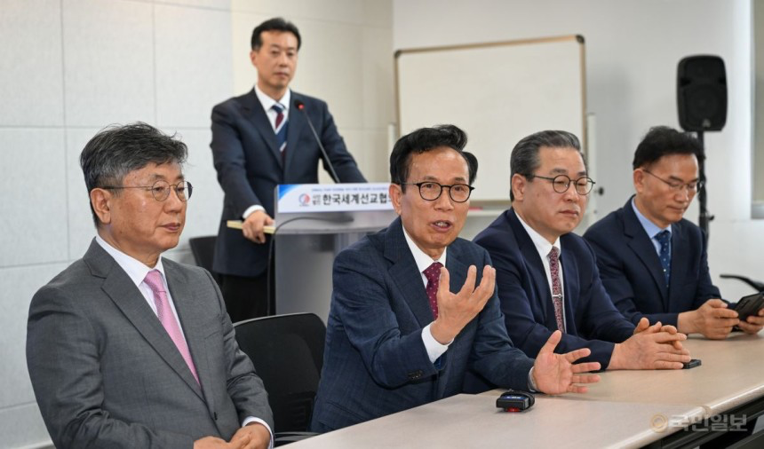 실행위원장을 맡은 진용식(왼쪽에서 두 번째) 상록교회 목사가 해외 선교지에서 활개치는 이단에 대처하는 일의 중요성을 이야기하고 있다. 신석현 포토그래퍼  