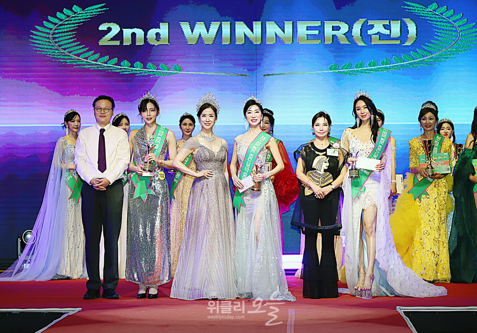 ▲ 2025 K-서울모델 세계대회 한국선발대회 2nd WINNER(진) 시상식 기념촬영 (왼쪽부터) 닥터고운선의원 이동훈 원장(시상자), 양나영(미스), 배명혜(시상자), 이문주(클래식), 조미경(시상자), 박정현(미시즈) / 사진=양용은 기자