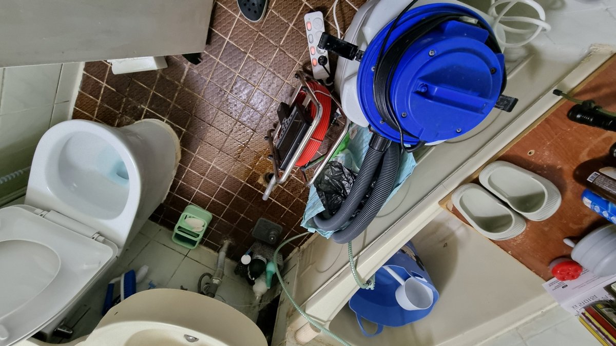 일산 아파트 화장실 하수구 막힘 현장, 내시경 장비로 석회층을 점검하고 플렉스샤프트로 정밀 청소하는 모습