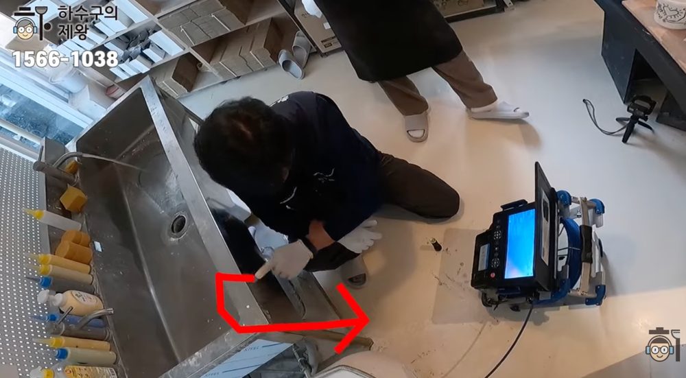 은평구 역촌동 상가 배관 막힘 현장에서 싱크대 주변 배관 구조와 물 흐름 방향을 설명하는 장면