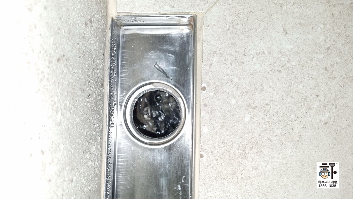 용인시 기흥구 욕실 배수구 막힘 점검 중, 트랩 내부 이물질이 보이는 모습