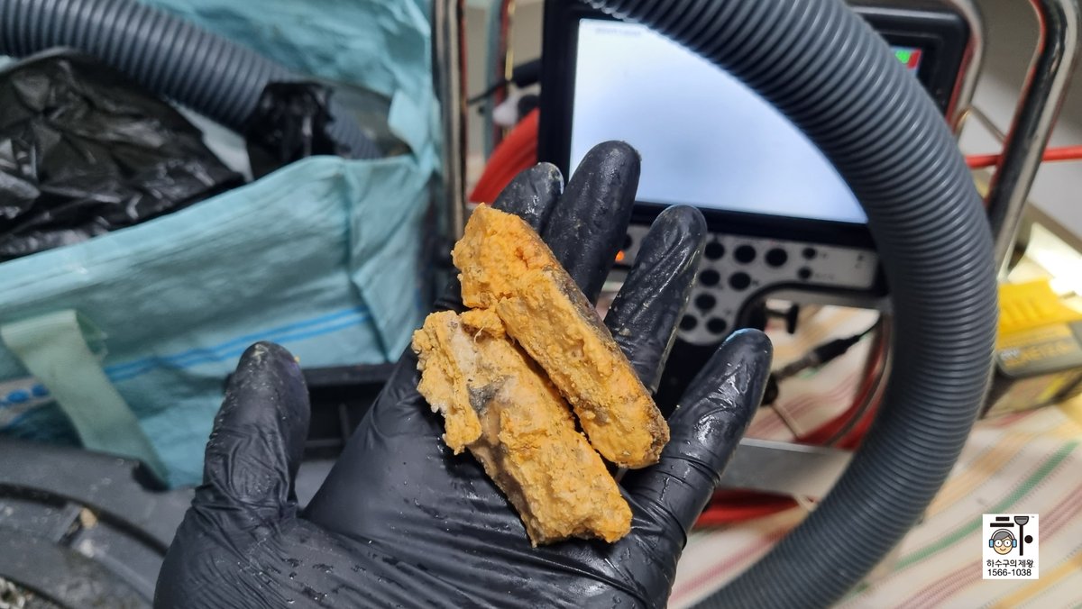 부천 소사동 하수구에서 제거한 기름 찌꺼기 — 막힘 원인 샘플