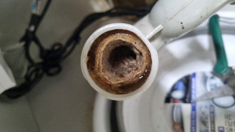 화성시 싱크대 배관 내부에 기름때가 끼어 막힌 모습