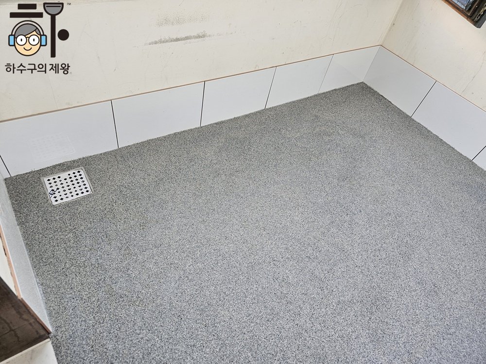 강동 둔촌동 상가 주방 바닥 전체를 레진 도막으로 마감하는 시공 과정