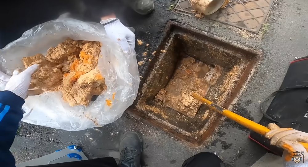 과천시 과천동 필로티 건물 공용배관에서 제거한 노란색 기름 슬러지와 배관 청소 작업 모습