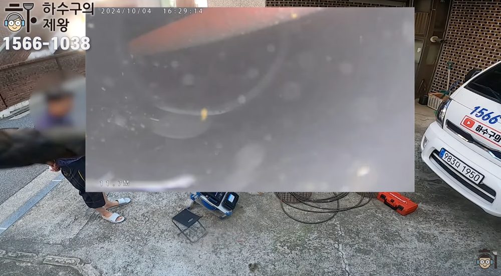 광진구 구의동 빌라 배관 작업 후 내시경 화면으로, 내부 기름층 제거 후 통로가 확보된 상태를 보여주는 이미지