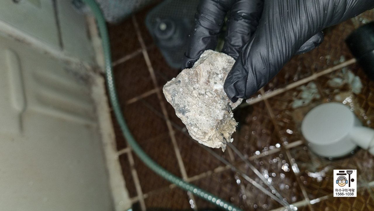 석회를 제거하며 청소 작업을 진행하는 과정