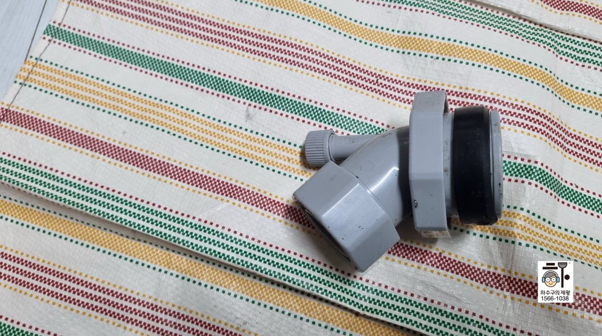 싱크대 배수호스 교체 작업에 사용된 부속품으로, 연결 부위의 누수를 방지하기 위한 구조입니다.