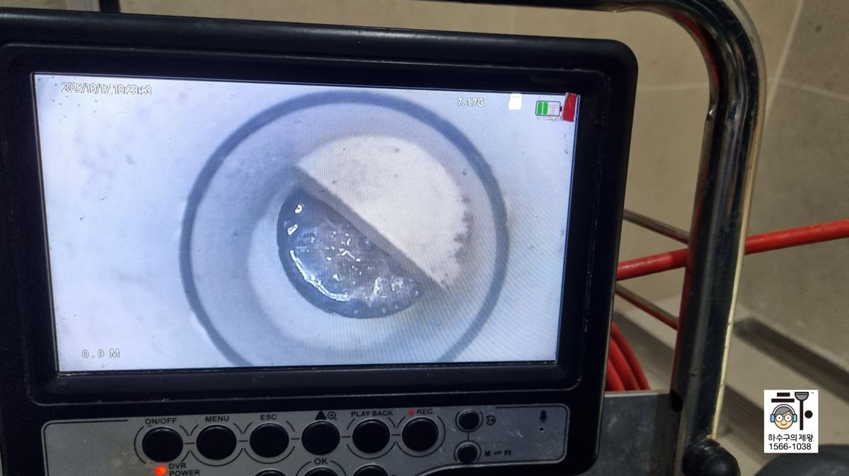 용인시 기흥구 배수구 내시경 화면으로 내부 구조 및 물 흐름 상태 확인