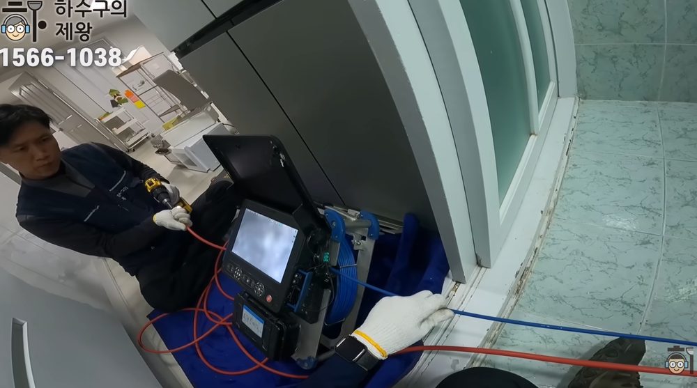 강남구 신사동 빌라 베란다 하수구 막힘 원인 확인을 위해 내시경 장비를 투입하는 작업 장면