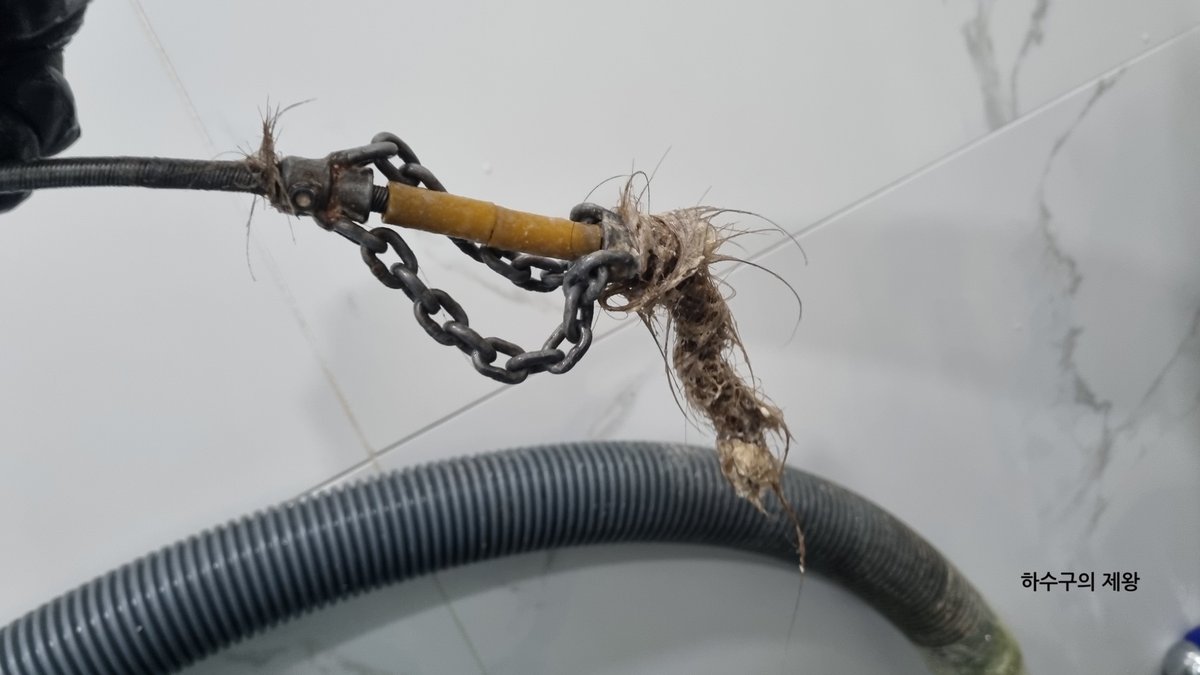 성북구 하수구 뚫기 배관 점검 장면