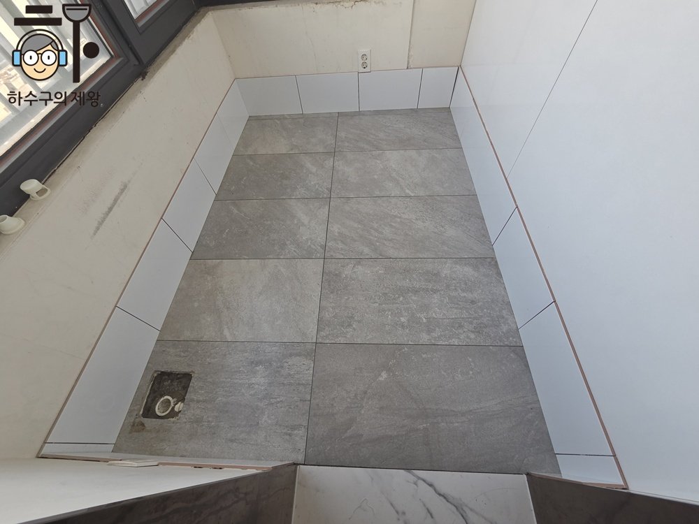 강동 둔촌동 상가 주방 타일 바닥 파손 상태를 MMA레진 마감으로 교체하는 시공 전 현장