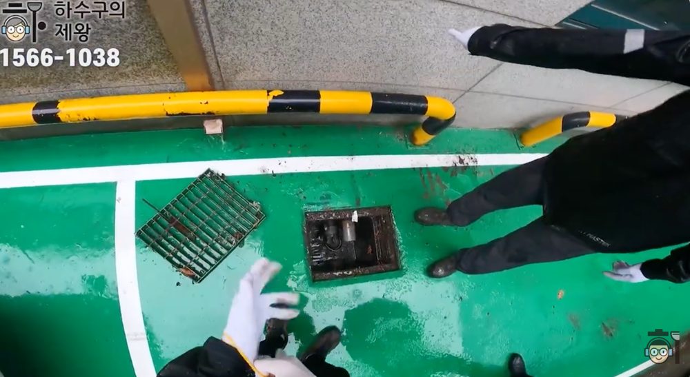 광진구 군자동 카페 하수구 현장에서 집수정 주변 바닥 배수 구조와 배관 위치를 확인하며 막힘 원인과 작업 방향을 파악하는 전체 현장 모습