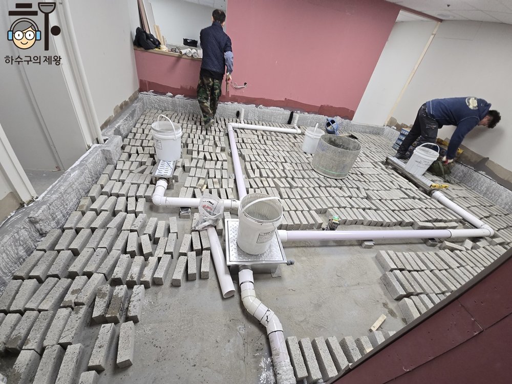 식당 주방 트렌치 배수 설비 및 PVC 배관 설치 현장