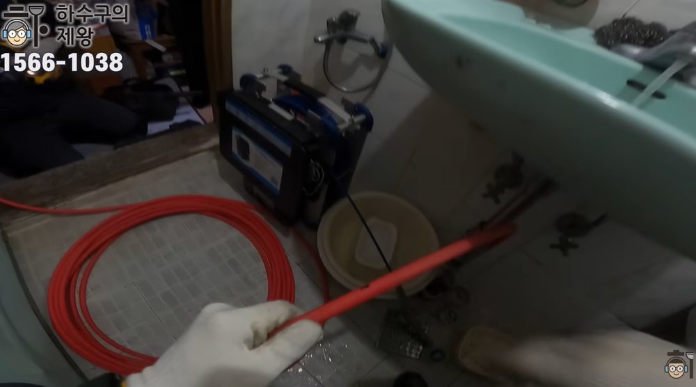 관악구 신림동 빌라 배관 막힘 해결을 위해 장비를 투입하는 작업 장면