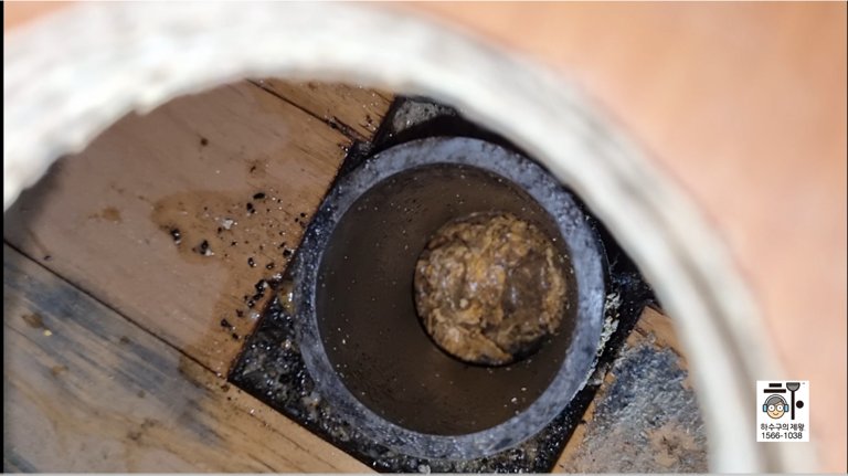 성북구 싱크대 배수관 내부 기름 찌꺼기 막힘 모습