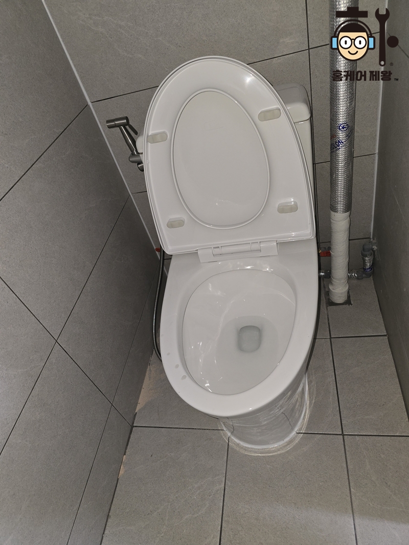 위례동 화장실 변기설치와 라디에이터 설치가 완료된 현장 사진