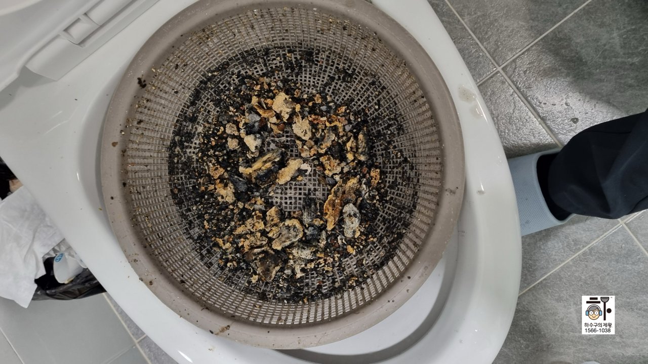 안산 본오동 아파트 싱크대 배관청소 후 제거된 오염물질 모음