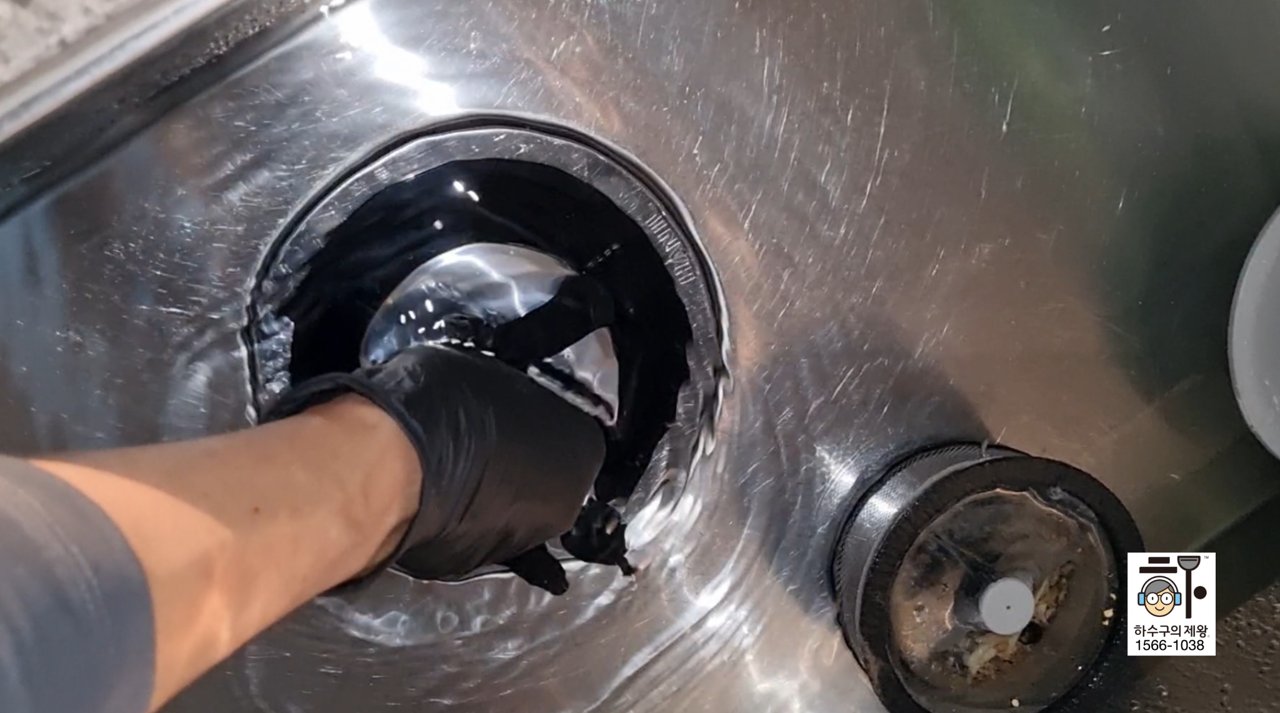 고양 행신동 싱크볼에 물을 가득모아 내려보는 실험을 진행중입니다.