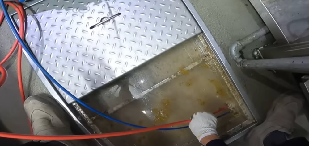 종로구 식당 주방 하수구에 오염수가 고여 있는 상태