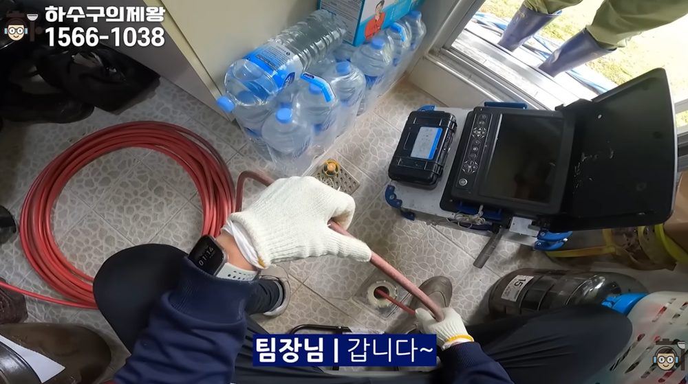 성남시 궁내동 단독주택 주방 하수구 배관에 내시경 장비를 투입해 막힘 원인을 확인하는 작업 장면