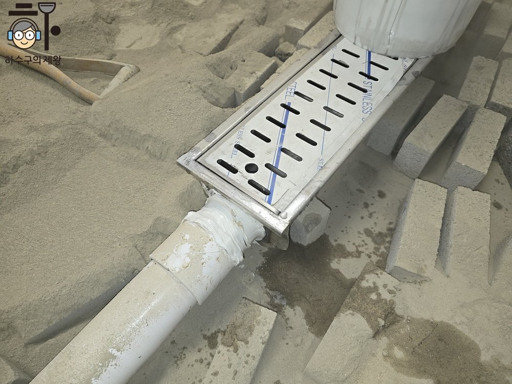 식당 주방 트렌치 배수구 연결부 실란트 보강 작업