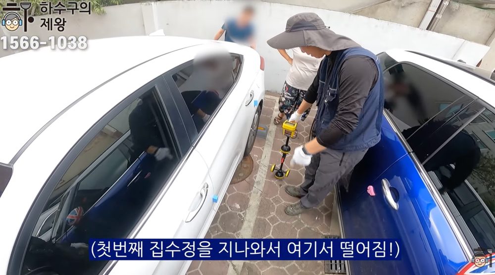 강동구 상일동 식당 집수정 주변에서 배관이 떨어지는 지점과 구조를 확인하며 원인을 찾는 현장 점검 모습