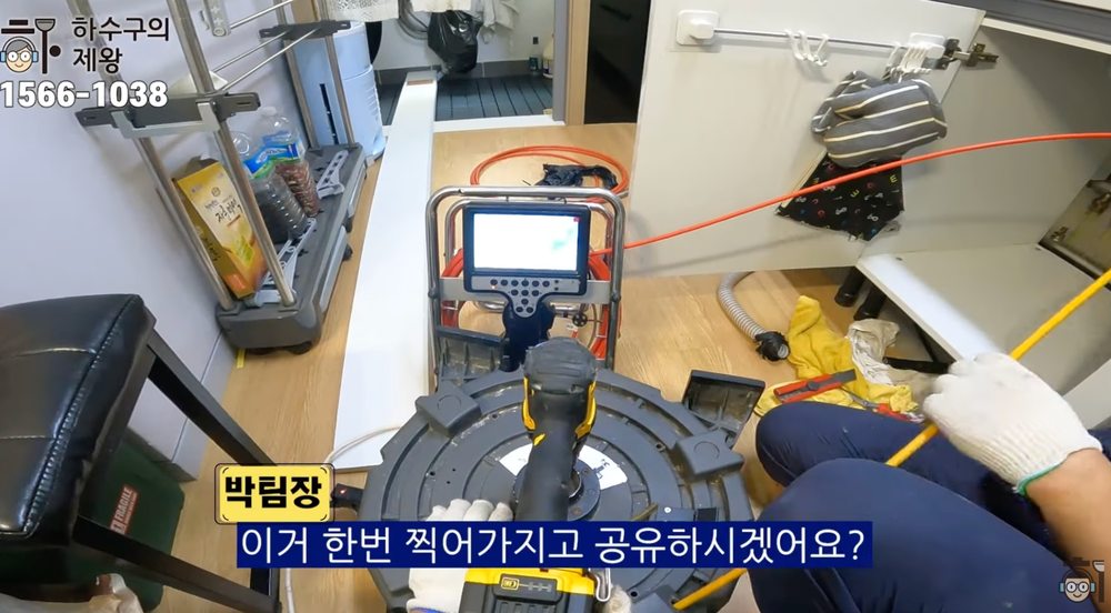 인천시 주안동 빌라 주방에서 배관 내시경 장비를 투입해 싱크대 하수구 내부를 점검하는 모습