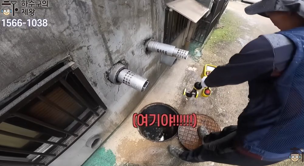 양천구 신정동 빌라 외부 점검구에서 배관 구조와 막힘 위치를 확인하는 현장 점검 모습