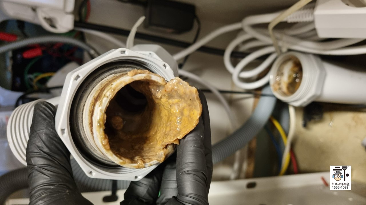 아현동 아파트 하수구 배관 내부 기름층 제거 전 모습