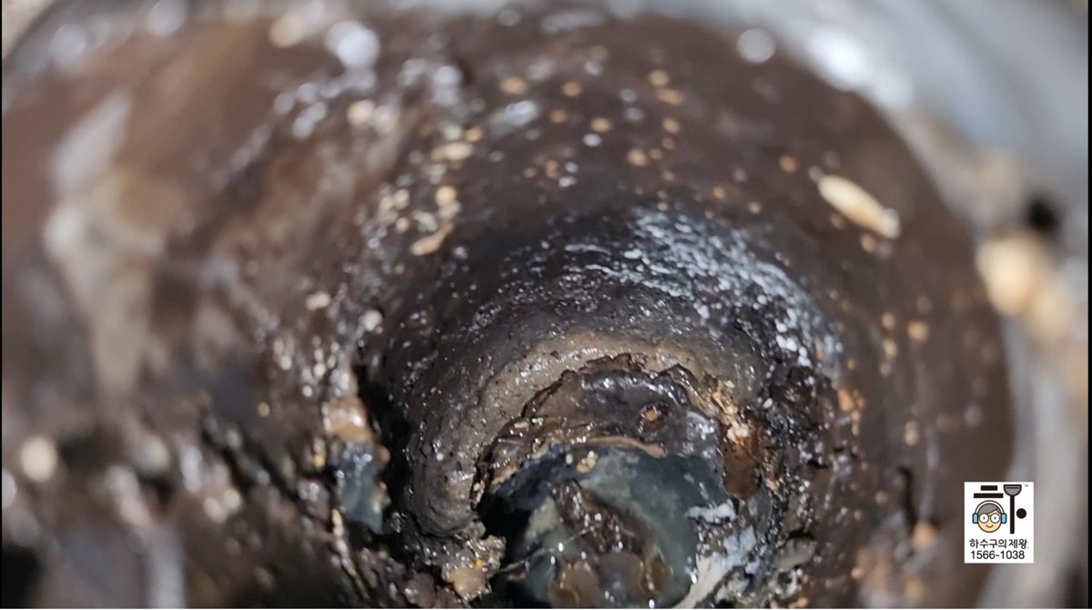 양천구 주방 싱크대 하수구 내부에 기름때와 슬러지가 두껍게 쌓여 막힌 모습입니다.