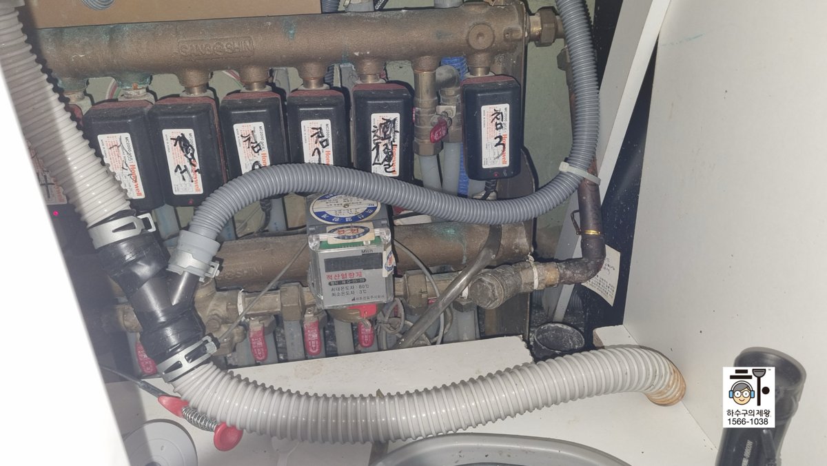 인천 연수구 아파트 싱크대 하부 배관 점검 중인 모습입니다. 배수 불량 원인을 확인하는 과정입니다.