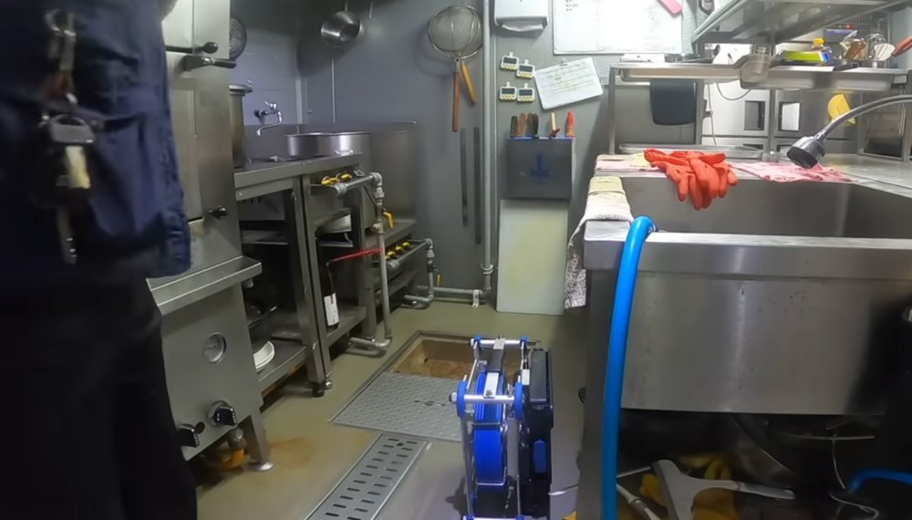 종로구 식당 주방 배수구 트랩을 개방해 내부 상태를 점검하는 모습