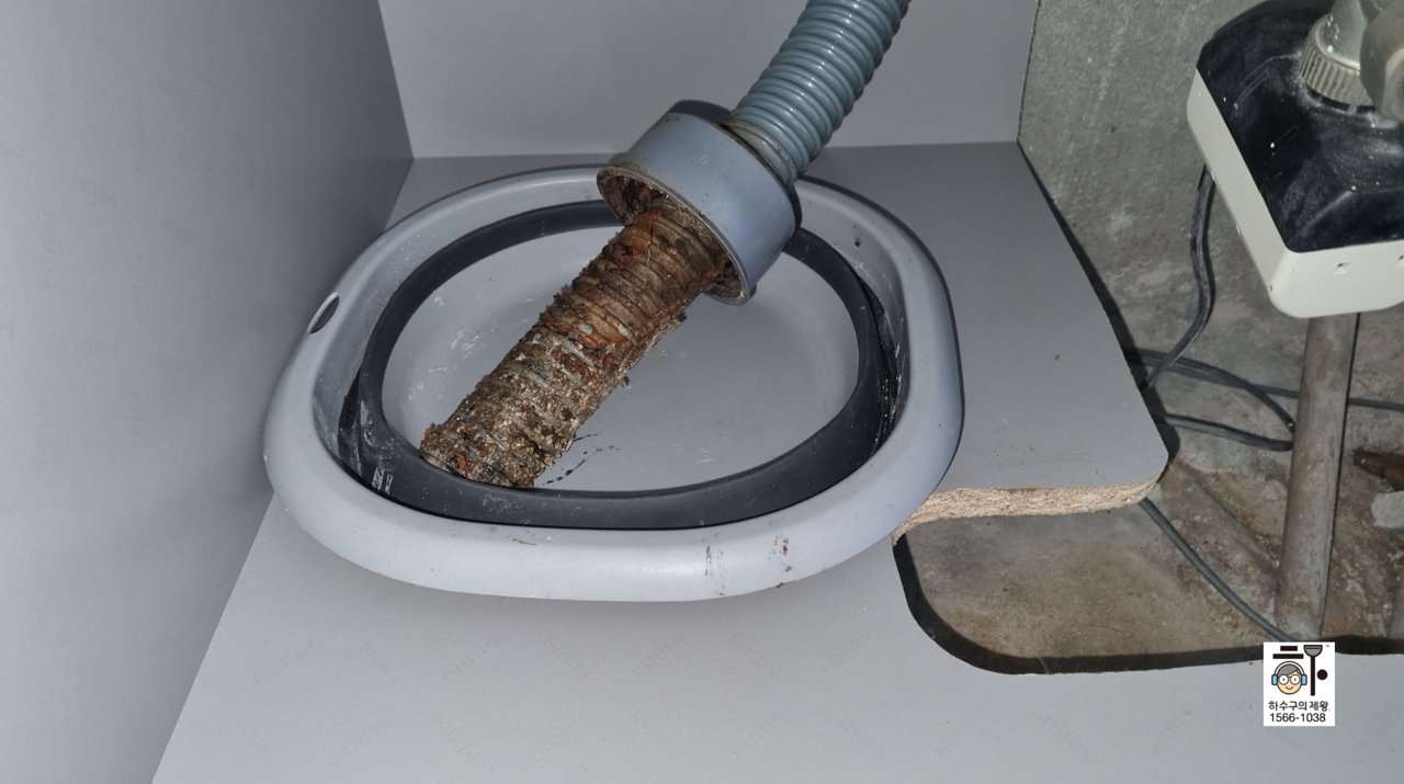안산 본오동 아파트 싱크대 주름관 하부가 심하게 오염된 상태- 악취를 유발함