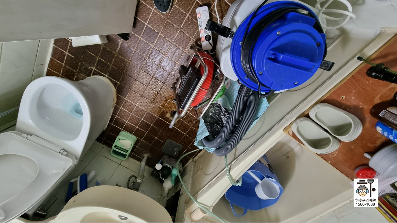하수구의 제왕이 화장실 배관 청소 장비를 세팅하는 모습