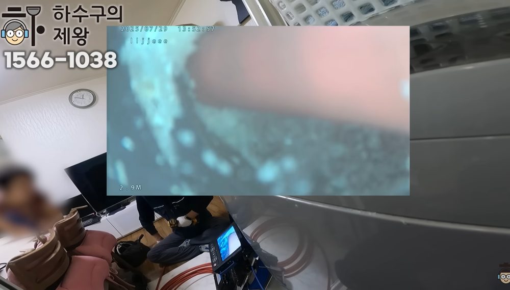 성남시 분당구 구미동 빌라 하수구 배관 내부 기름 슬러지 상태를 내시경으로 확인하는 모습
